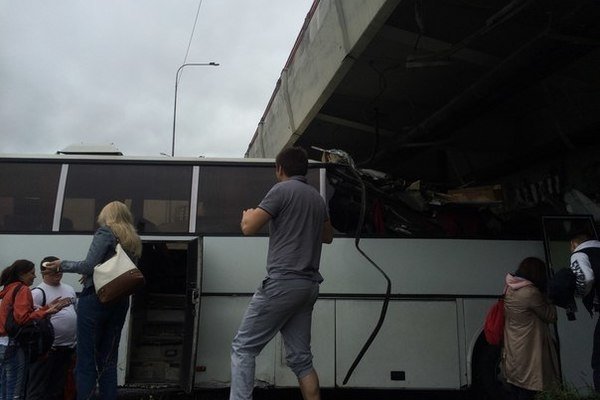 Автобусу срезало крышу мостом в Петербурге (3).jpg