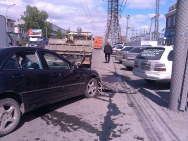 В Новосибирске Mercedes разбился о грузовик (1).jpg