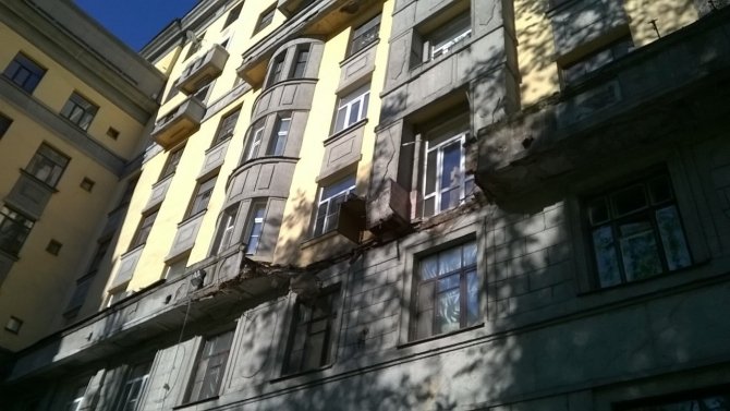 В Петербурге на машины упал балкон (4).jpg