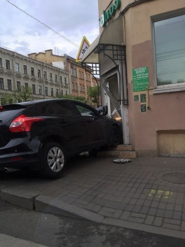 В Петербурге автомобиль врезался в аптеку (1).jpg
