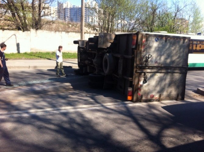 Перевернувшийся грузовик блокировал движение на Полюстровском проспекте (1).jpg