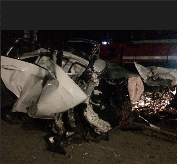 В Симферополе BMW на огромной скорости врезался в дерево погиб пассажир (2).jpg