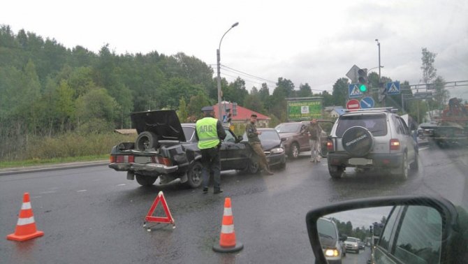 На Выборгском в Петербурге шоссе столкнулись четыре автомобиля (4).jpg