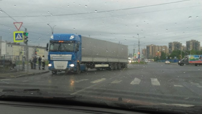 В Петербурге Honda залетела под фуру есть пострадавшие (3).jpg