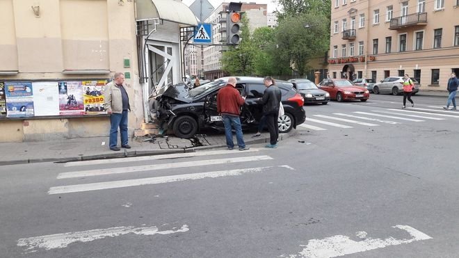 В Петербурге автомобиль врезался в аптеку (4).jpg