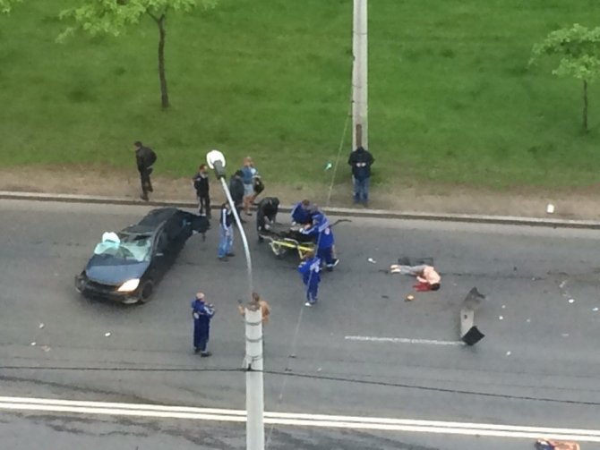 В Петербурге при столкновении со столбом Mitsubishi разорвало на части погибла девушка (6).jpg