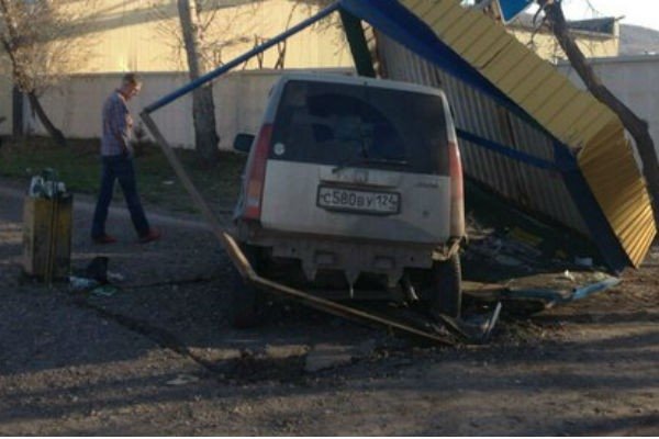 В Красноярске автоледи снесла остановку (1).jpg