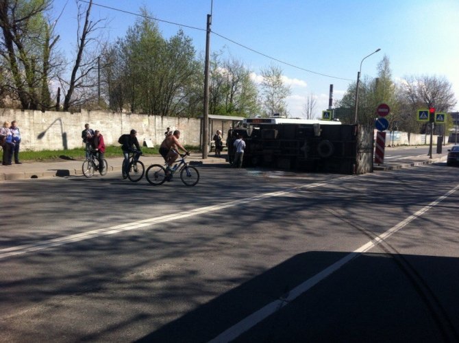Перевернувшийся грузовик блокировал движение на Полюстровском проспекте (2).jpg