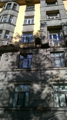В Петербурге на машины упал балкон (1).jpg
