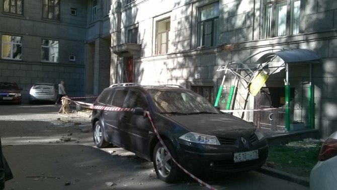 В Петербурге на машины упал балкон (3).jpg