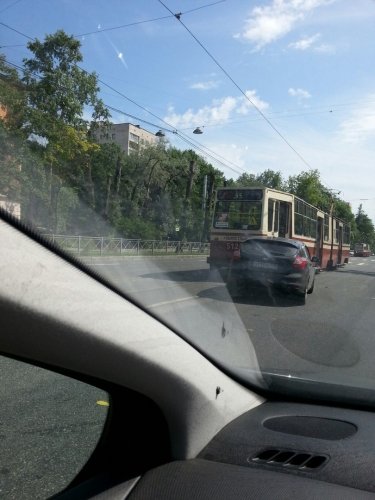 В Петербурге столкнулись Ford и трамвай - пострадала девушка (2).jpg