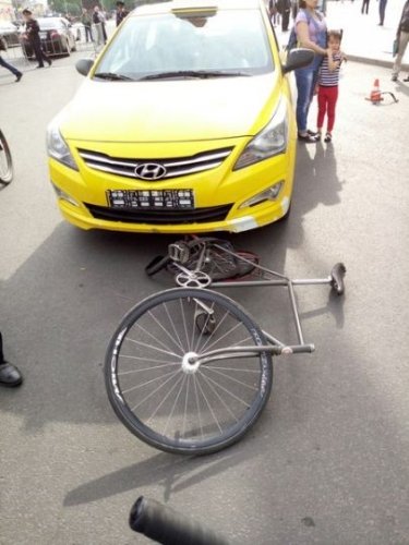 На Дворцовой площади такси гоняло велосипедиста, а потом сбило его (3).jpeg