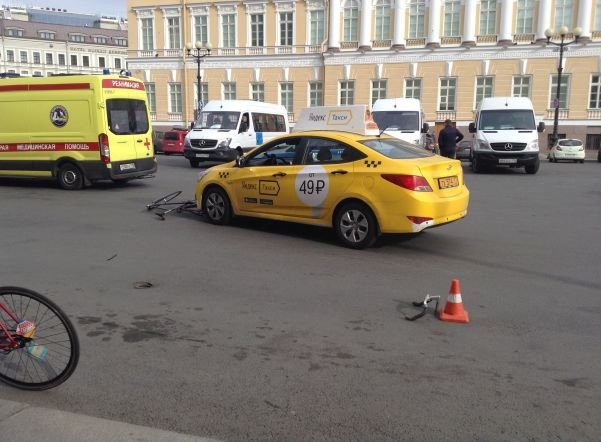 На Дворцовой площади такси гоняло велосипедиста, а потом сбило его (1).jpg
