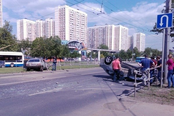 На Академика Королева перевернулась иномарка.jpg
