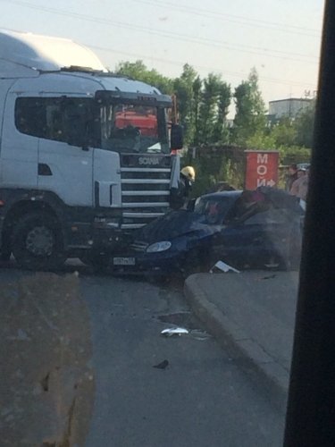 В Петербурге фура раздавила легковушку (3).jpg