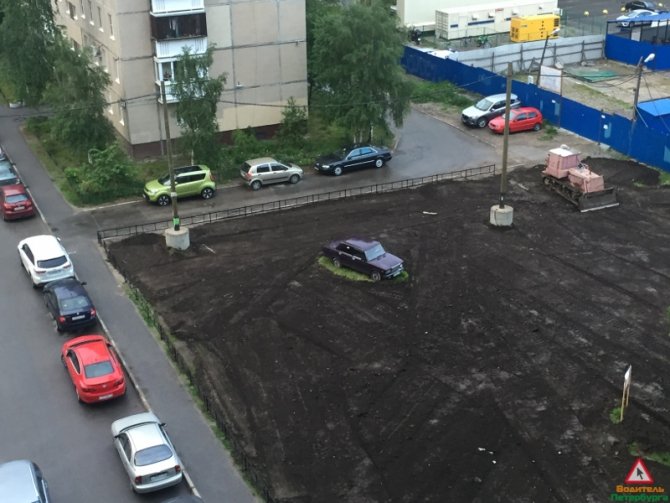 В Петербурге появился памятник парковке на газонах