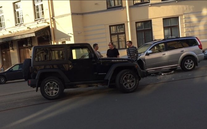 ДТП у Цирка - два джипа.