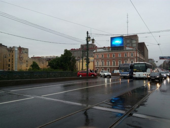 В Петербурге туристический автобус врезался в легковушку (3).jpg
