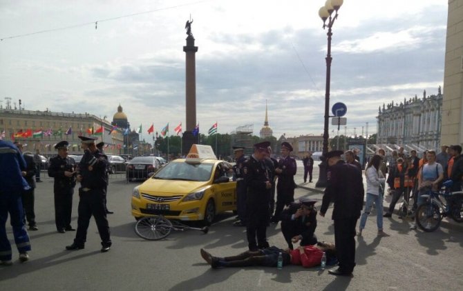 На Дворцовой площади такси гоняло велосипедиста, а потом сбило его (1).jpeg