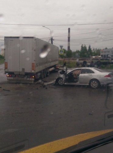 В Петербурге Honda залетела под фуру есть пострадавшие (2).jpg