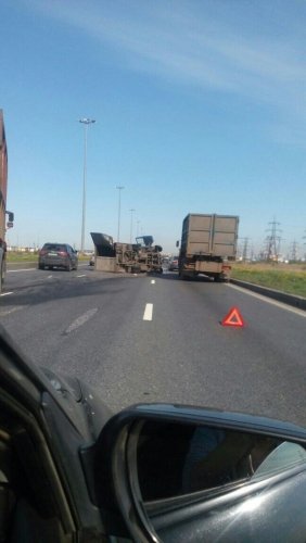 Утром во вторник, 17 мая, на Софийской улице в Санкт-Петербурге произошла массовая авария с участием грузовика. (7).jpg