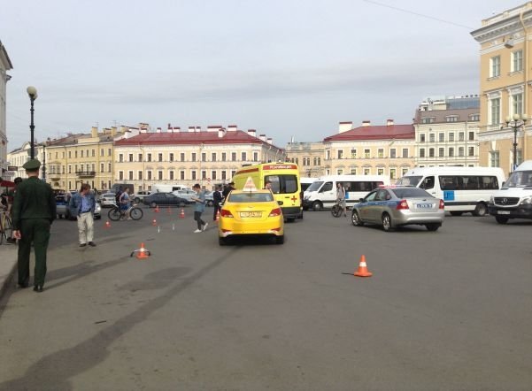 На Дворцовой площади такси гоняло велосипедиста, а потом сбило его (2).jpg