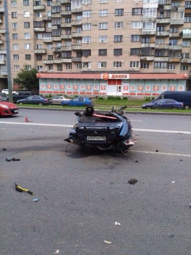В Петербурге при столкновении со столбом Mitsubishi разорвало на части погибла девушка (3).jpg
