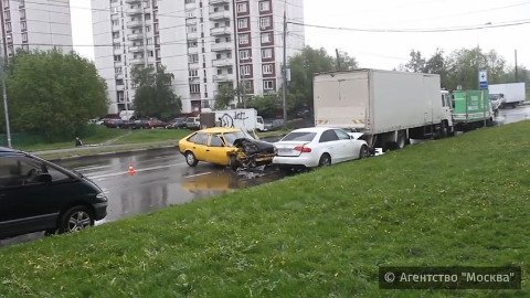 Массовая авария на юге Москвы три человека пострадали (5).jpg