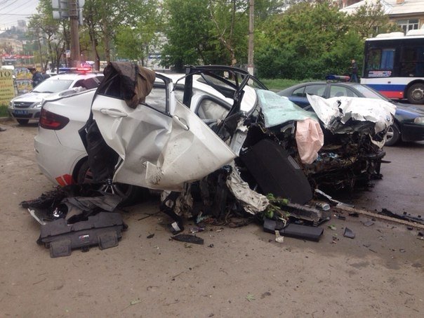 В Симферополе BMW на огромной скорости врезался в дерево погиб пассажир (3).jpg