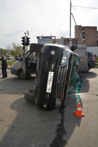 В Нижневартовске столкнулись автобус и два автомобиля.jpg