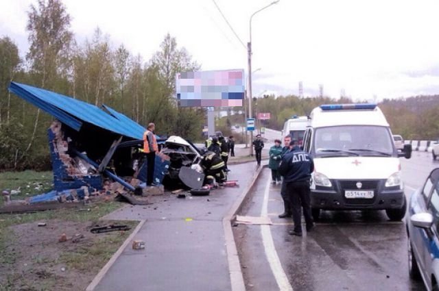 В Иркутске автомобиль снес остановку двое погибли (2).jpg