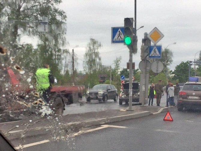 На Выборгском в Петербурге шоссе столкнулись четыре автомобиля (5).jpg
