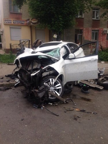 В Симферополе BMW на огромной скорости врезался в дерево погиб пассажир (4).jpg