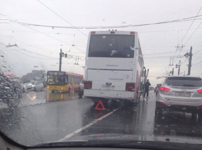 В Петербурге туристический автобус врезался в легковушку (1).jpg