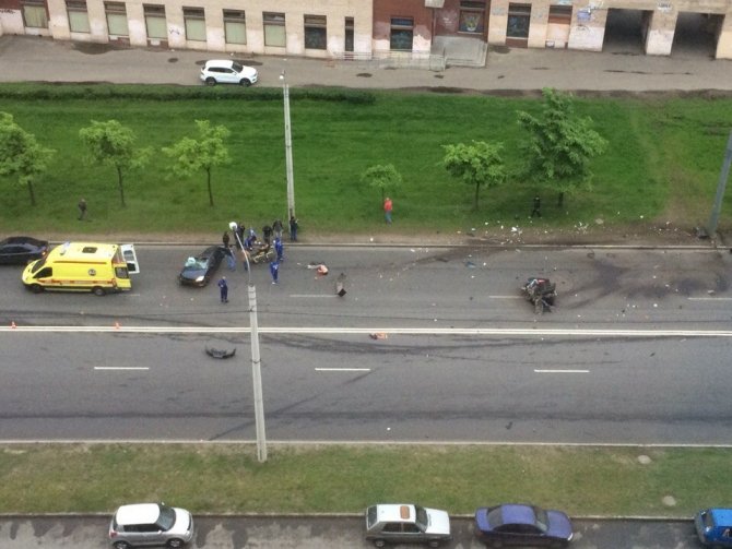 В Петербурге при столкновении со столбом Mitsubishi разорвало на части погибла девушка (7).jpg
