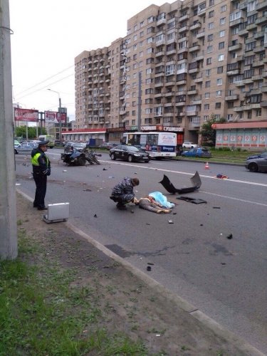 В Петербурге при столкновении со столбом Mitsubishi разорвало на части погибла девушка (2).jpg
