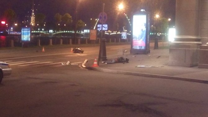 На Васильевском острове мотоциклист погиб, врезавшись в столб (2).jpg