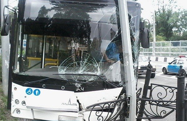 В Сочи в ДТП попал пассажирский автобус.jpg
