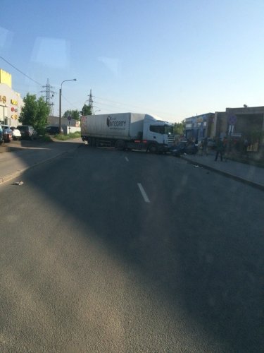 В Петербурге фура раздавила легковушку (1).jpg
