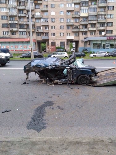 В Петербурге при столкновении со столбом Mitsubishi разорвало на части погибла девушка (4).jpg