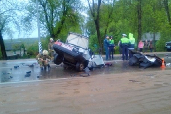 В Смоленске легковушка врезалась в автобус один человек погиб, двое пострадали (2).jpg