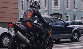 В Омске мотоциклист сбил девочку и попытался скрыться