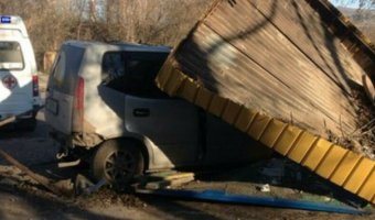 В Красноярске автоледи снесла остановку