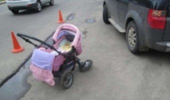 В Орле водитель сбил девочку с младенцем в коляске