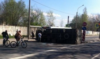 Перевернувшийся грузовик блокировал движение на Полюстровском проспекте