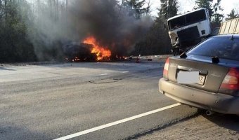 В ДТП с фурой под Лугой два человека сгорели заживо в машине