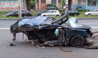 В Петербурге при столкновении со столбом Mitsubishi разорвало на части: погибла девушка