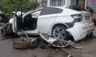 В Симферополе BMW на огромной скорости врезался в дерево: погиб пассажир