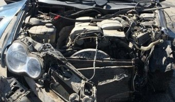 В Новосибирске Mercedes разбился о грузовик