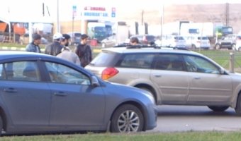 Авария с участием Subaru заблокировала движение по проспекту Маршала Казакова в Петербурге